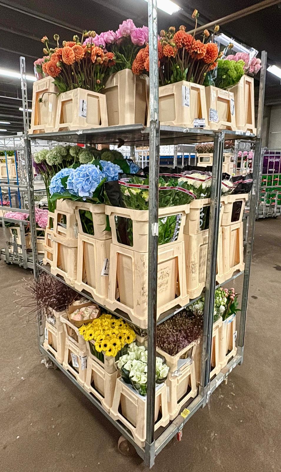 Carro con hortensias y flores de distintos colores